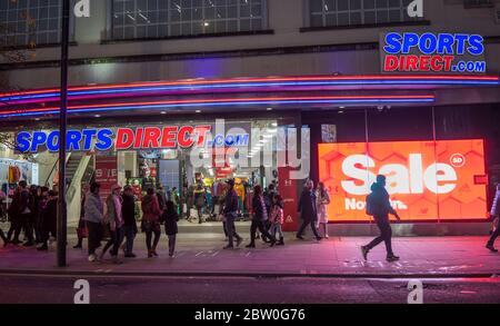 Sports Direct Hauptgeschäft in der Oxford Street bei Nacht mit Neonlicht. London Stockfoto