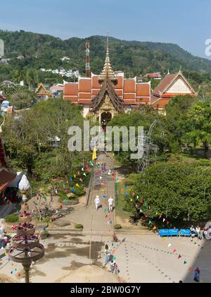 dh Wat chalong Buddhistischer Tempel PHUKET THAILAND Buddhismus Wat Chaiyathararam Tempel Gelände mit Touristen Stockfoto