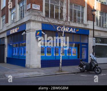 Coral Wettshop an einer Straßenecke. London Stockfoto