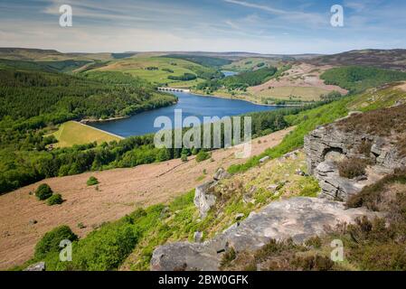 Blick vom Bamford Edge in Richtung Ladybower Reservoir, Peak District, Großbritannien Stockfoto
