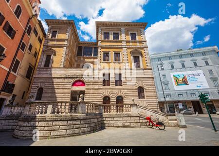 Rom, Italien. 25. Mai 2020: Ausstellungsmuseum in einem historischen Gebäude im Zentrum von Rom in Italien. Außenfassade mit Haupteingang. Stockfoto