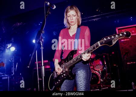 Kim Gordon in Sonic Youth Performing at All Tomorrows Parties, April 2000, Pontins, Camber Sands, Rye, West Sussex, Großbritannien. Stockfoto