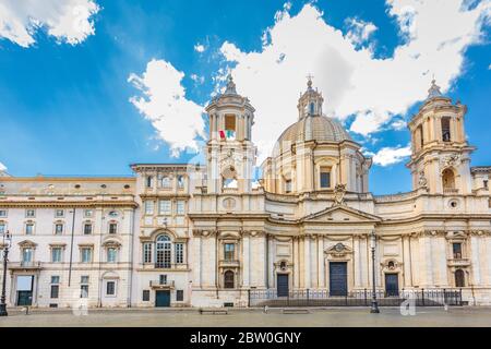 Santa Agnese in Agone, Barockkirche aus dem 17. Jahrhundert in Rom, Italien. Es blickt auf die Piazza Navona, einer der wichtigsten städtischen Räume im historischen Zentrum Stockfoto