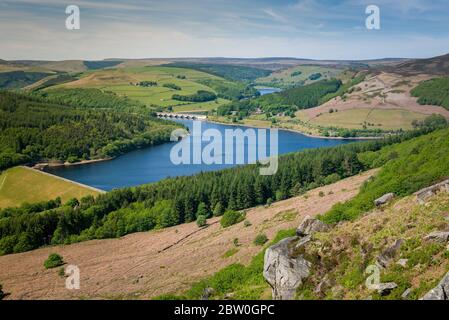 Blick vom Bamford Edge in Richtung Ladybower Reservoir, Peak District, Großbritannien Stockfoto