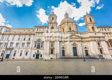 Santa Agnese in Agone, Barockkirche aus dem 17. Jahrhundert in Rom, Italien. Es blickt auf die Piazza Navona, einer der wichtigsten städtischen Räume im historischen Zentrum Stockfoto