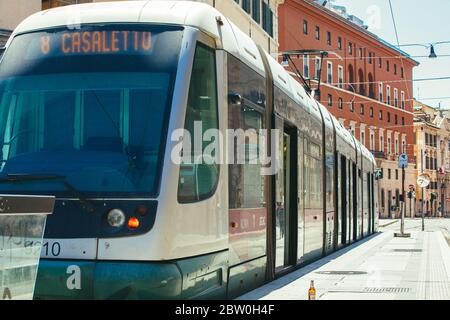 Rom, Italien. 25. Mai 2020: Elektrische Straßenbahn für den öffentlichen Verkehr im historischen Zentrum von Rom in Italien. Perspektive im Außenbahnhof. Stockfoto