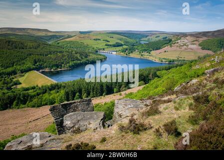 Blick vom Bamford Edge in Richtung Ladybower Reservoir, Peak District, Großbritannien Stockfoto