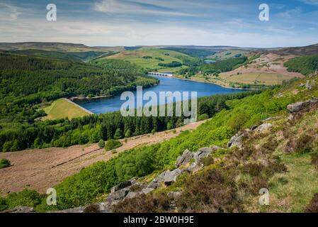 Blick vom Bamford Edge in Richtung Ladybower Reservoir, Peak District, Großbritannien Stockfoto