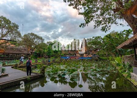 Ubud, Bali, Indonesien - 10. Mai 2018: Ubud Wasserpalast in der Dämmerung, mit einigen Touristen Stockfoto