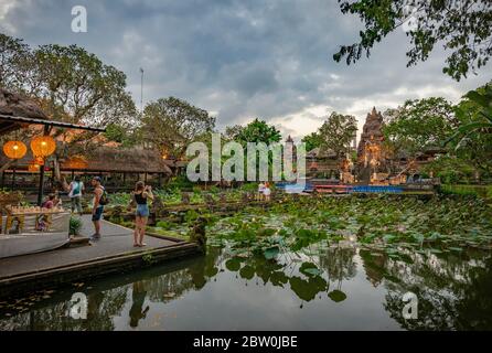 Ubud, Bali, Indonesien - 10. Mai 2018: Ubud Wasserpalast in der Dämmerung, mit einigen Touristen Stockfoto