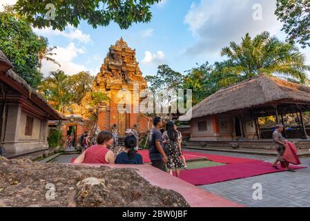 Ubud, Bali, Indonesien - 10. Mai 2018: Touristen besuchen den Königspalast von Ubud bei Sonnenuntergang, Bali Stockfoto