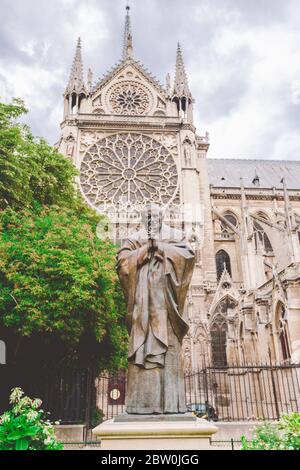 Juli 23, 2017. Paris, Frankreich. Saint Jean-Paul II. Bronzestatue in Notre Dame, Paris Frankreich. Berühmte Bronzestatue Saint Jean-Paul II. In Notre Dame Stockfoto