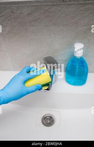 Weibliche Hand Reinigung Waschbecken Wasserhahn im Bad zu desinfizieren von Viren oder Bakterien und sauberen Kalk verhindern Infektion Stockfoto