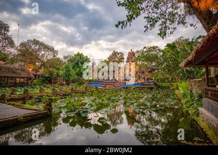 Ubud, Bali, Indonesien - 10. Mai 2018: Ubud Wasserpalast in der Dämmerung, ohne Menschen Stockfoto