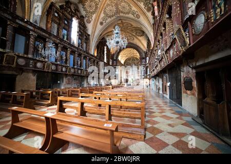 Innenansicht in Santa Maria delle Grazie Sanctuary in Curtatone, Italien, berühmt für das Krokodil, das von der Decke hängt. Seitenansicht. Stockfoto