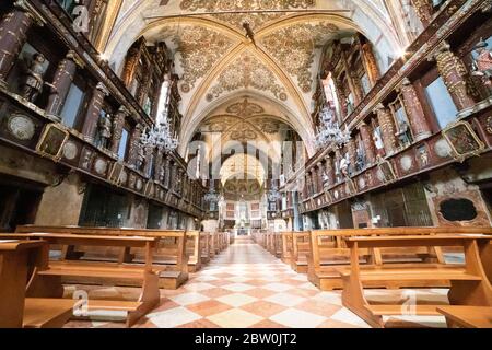 Innenansicht in Santa Maria delle Grazie Sanctuary in Curtatone, Italien, berühmt für das Krokodil, das von der Decke hängt. Zentrale Ansicht. Stockfoto