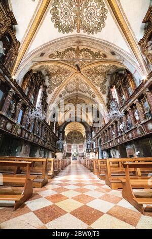 Innenansicht in Santa Maria delle Grazie Sanctuary in Curtatone, Italien, berühmt für das Krokodil, das von der Decke hängt. Vertikale Aufnahme. Stockfoto