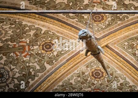 Das Krokodil hängt von der Decke in der Wallfahrtskirche Santa Maria delle Grazie, Curtatone, Provinz Mantua, Italien. Das ausgestopfte Tier ist suppo Stockfoto