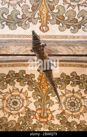 Krokodil hängt von der Decke in der Wallfahrtskirche Santa Maria delle Grazie, Curtatone, Provinz Mantua, Italien. Das Stofftier soll sein Stockfoto