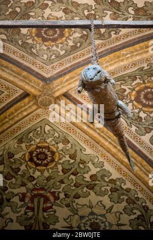 Das Krokodil hängt von der Decke in der Wallfahrtskirche Santa Maria delle Grazie, Curtatone, Provinz Mantua, Italien. Das ausgestopfte Tier ist suppo Stockfoto