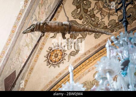 Das Krokodil hängt von der Decke in der Wallfahrtskirche Santa Maria delle Grazie, Curtatone, Provinz Mantua, Italien. Kronleuchter in der Vorahnung Stockfoto