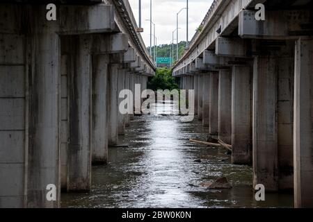 Zwischen zwei Brücken von der I-126 in Columbia, SC. Die Brücken überqueren den Broad River und sind aus Stahlbeton gefertigt Stockfoto