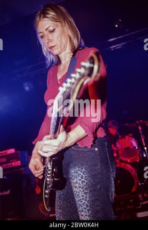 Kim Gordon in Sonic Youth Performing at All Tomorrows Parties, April 2000, Pontins, Camber Sands, Rye, West Sussex, Großbritannien. Stockfoto