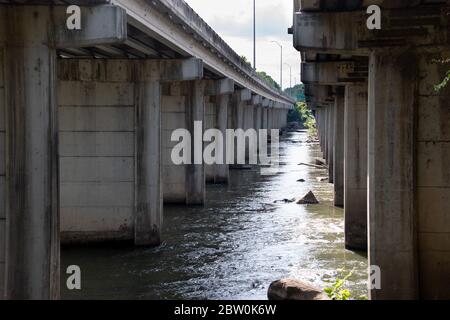 Zwischen zwei Brücken von der I-126 in Columbia, SC. Die Brücken überqueren den Broad River und sind aus Stahlbeton gefertigt Stockfoto