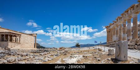 Athen Akropolis, Griechenland. Parthenon Tempel und Teil des Erechtheum, griechische Flagge winkt vor blauem Himmel Hintergrund, Frühling sonniger Tag. Stockfoto