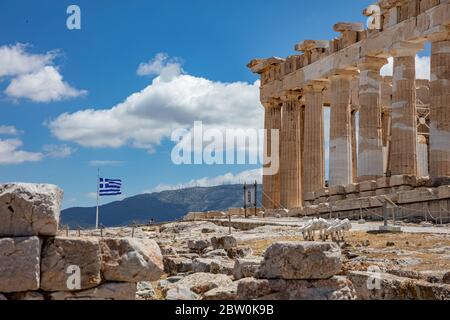 Athen Akropolis, Griechenland. Parthenon-Tempel und griechische Flagge winken vor blauem Himmel Hintergrund, Frühling sonnigen Tag. Stockfoto