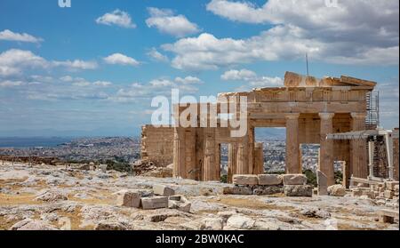 Akropolis von Athen, Griechenland Wahrzeichen. Propylaea Eingangstor und Athen Blick von oben, blau bewölkten Himmel im Frühjahr sonnigen Tag. Stockfoto