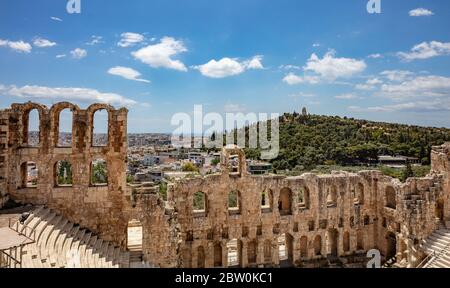 Herodes Atticus Odeon, Herodium antiken Theater unter den Ruinen der Akropolis, Griechenland, mit Blick auf Athen Stadt, sonnigen Frühlingstag, blauer Himmel Stockfoto