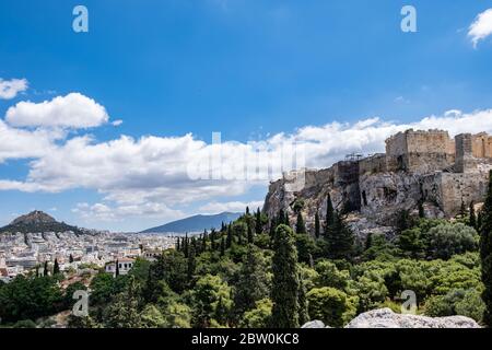 Athen, Griechenland. Akropolis-Felsen, Mount Lycabettus und Blick auf die Stadt vom Areopagus Hügel, blauer Himmel, Frühlingstag Stockfoto