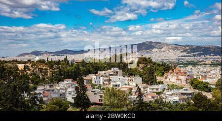 Athen, Griechenland. National Observatory Hügel und Stadtbild, Blick vom Areopagus Hügel, blau bewölkten Himmel, Frühlingstag Stockfoto