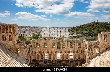 Herodes Atticus Odeon, Herodium antiken Theater unter den Ruinen der Akropolis, Griechenland, mit Blick auf Athen Stadt, sonnigen Frühlingstag, blauer Himmel Stockfoto