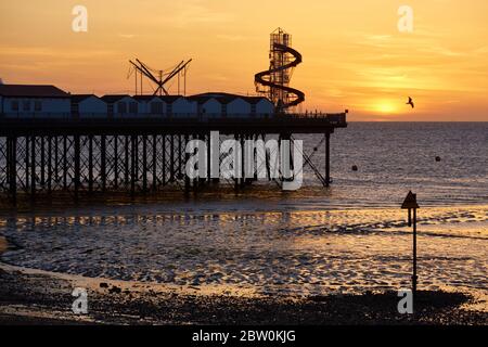 Herne Bay, Kent, Großbritannien. 28. Mai 2020: UK Wetter. Sonnenuntergang am Pier von Herne Bay am Ende eines hellen sonnigen Tages mit einer kühlen NE-Brise. Die nächsten Tage werden das gleiche Wetter haben. Kredit: Alan Payton/Alamy Live News Stockfoto