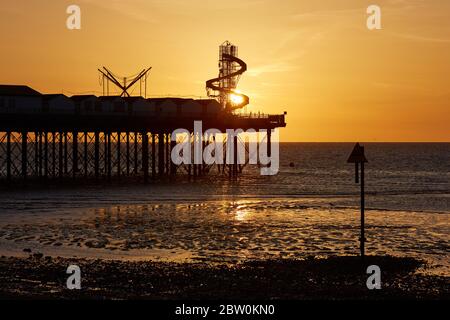 Herne Bay, Kent, Großbritannien. 28. Mai 2020: UK Wetter. Sonnenuntergang am Pier von Herne Bay am Ende eines hellen sonnigen Tages mit einer kühlen NE-Brise. Die nächsten Tage werden das gleiche Wetter haben. Kredit: Alan Payton/Alamy Live News Stockfoto