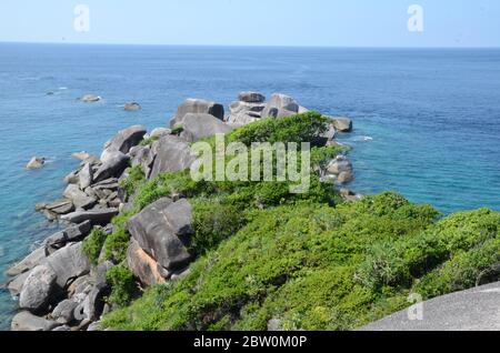 Blick von der Spitze eines kleinen Hügels auf Similan Insel in Thailand Stockfoto