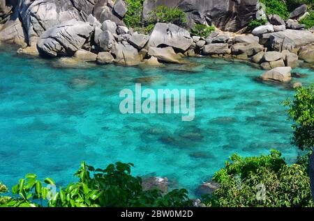 Wunderschöne grüne Lagune im Similan Islands Marine Park in Thailand Stockfoto