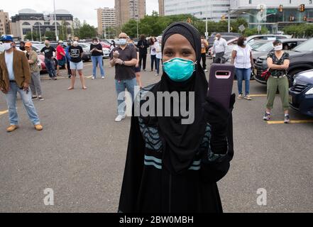 Trenton, New Jersey, USA. Mai 2020. ROSEANN RAWLS erscheint während der Demonstration "Say Their Name" in der Nähe des Justizgebäudes in Trenton, New Jersey. Eine Menge von fast 200 Demonstranten versammelten sich, um 46 Insassen aus New Jersey zu würdigen, die während ihrer Haftzeit in den New Jersey Staatsgefängnissen an einer Krankheit im Zusammenhang mit COVID-19 gestorben sind. RAWLS' Bruder N'NAMDI AZIKEWE starb kürzlich im Gefängnis von COVID-19, wobei weniger als ein Jahr auf einer 30-jährigen Strafe verbliebenen. Kredit: Brian Branch Price/ZUMA Wire/Alamy Live News Stockfoto