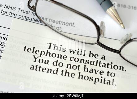 NHS KRANKENHAUS AMBULANTE TERMIN BRIEF MIT TELEFONISCHEN BERATUNG INFORMATIONEN AUFKLEBER RE COVID-19 CORONAVIRUS GESUNDHEIT KRISE ETC UK Stockfoto