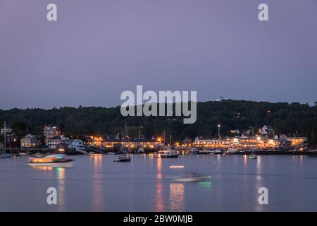 Boothbay Harbor, Maine, USA - 4. Juli 2019: Boote im Hafen bei Dämmerung warten auf das Feuerwerk, Slow Shutter, Bewegungsunschärfe Stockfoto