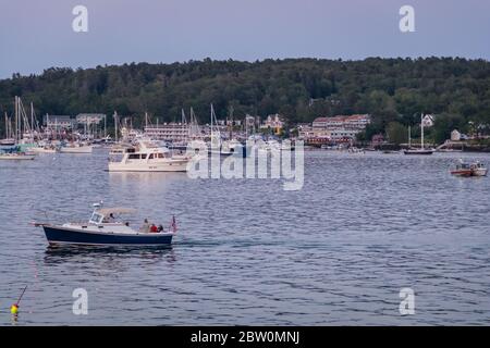 Boothbay Harbor, Maine, USA - 4. Juli 2019: Boote im Hafen bei Dämmerung warten auf das Feuerwerk, Slow Shutter, Bewegungsunschärfe Stockfoto