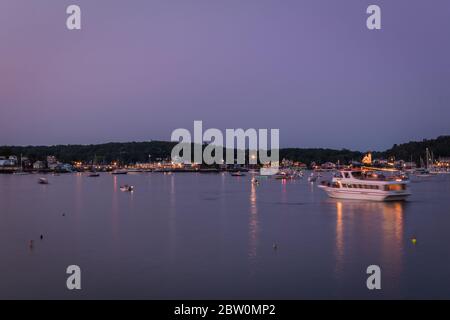 Boothbay Harbor, Maine, USA - 4. Juli 2019: Boote im Hafen bei Dämmerung warten auf das Feuerwerk, Slow Shutter, Bewegungsunschärfe Stockfoto