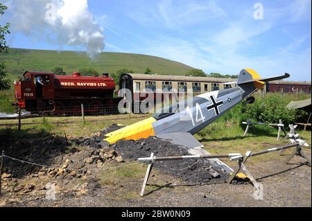 71515 geht die Mock - up eines gestürzte Messerschmidt an Furnace Sidings während eines '1940er-Wochenende' an der Pontypoo und Blaenavon Bahn. Stockfoto