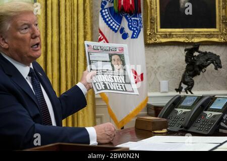 Washington, Usa. Mai 2020. Präsident Donald Trump hält eine Zeitung, während er Bemerkungen vorträgt, bevor er am Donnerstag, den 28. Mai 2020 im Oval Office im Weißen Haus in Washington, DC, eine Anordnung über Social-Media-Vorschriften unterzeichnet, die Unternehmen wie Twitter und Facebook dafür bestrafen könnte, wie sie Inhalte überwachen. Pool Foto von Doug Mills/UPI Credit: UPI/Alamy Live News Stockfoto