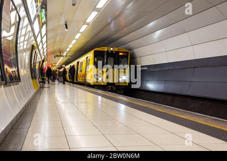 Passagiere, die sich in einer Unschärfe auf und ab Merseyrail British Rail Class 507 Zug, Moorfields Station, Liverpool Stockfoto