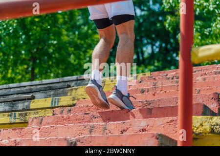 Nahaufnahme Außenbild von männlichen Sportschuhen zu Fuß die Treppe hinauf Stockfoto