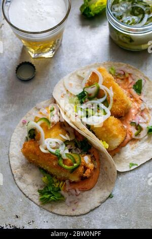 Fisch Tacos mit Kabeljau, Harrisa-Sauce, eingelegte Zwiebeln und Chili Stockfoto