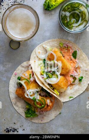 Fisch Tacos mit Kabeljau, Harrisa-Sauce, eingelegte Zwiebeln und Chili Stockfoto